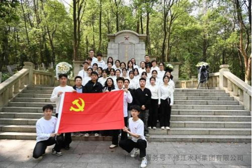 緬懷革命先烈  傳承紅色基因——與玉河社區(qū)黨委共同 祭掃方志敏烈士紀(jì)念園